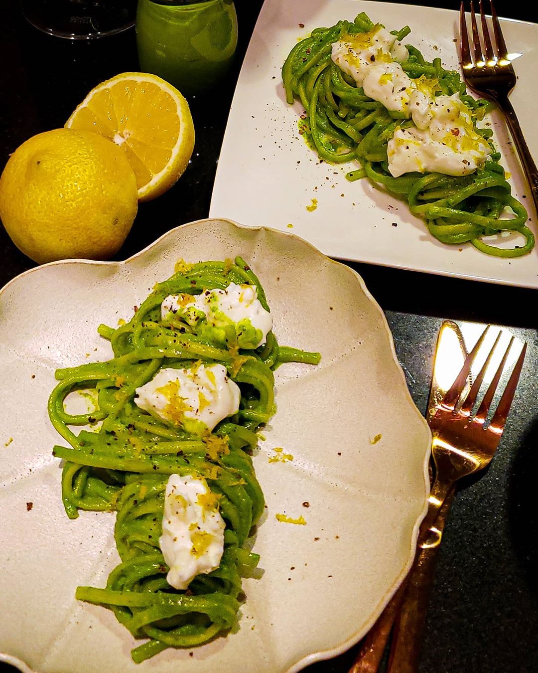 Você está visualizando atualmente Pesto cremoso com Burrata e raspas de limão siciliano